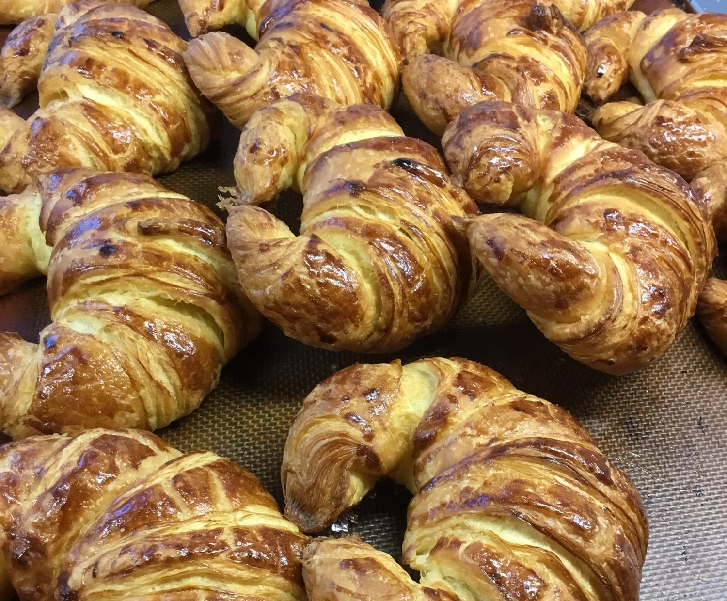 Konditorei Café Gerwig – Eisdiele – Dieses Produkt ist ein Croissant, ein französisches Gebäck, das für seine Halbmondform und seinen blättrigen Teig bekannt ist.