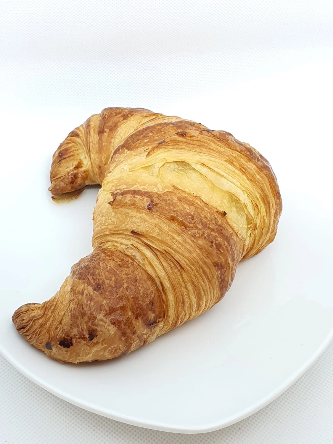 Konditorei Café Gerwig – Eisdiele – Bei diesem Artikel handelt es sich um ein Croissant, ein französisches Gebäck, das für seine Halbmondform und flockige Textur bekannt ist.